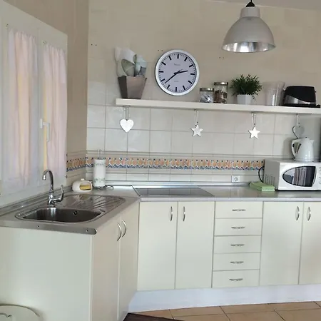 Apartment Ocean View Haven: Beachfront Retreat With Fiber Optic Internet