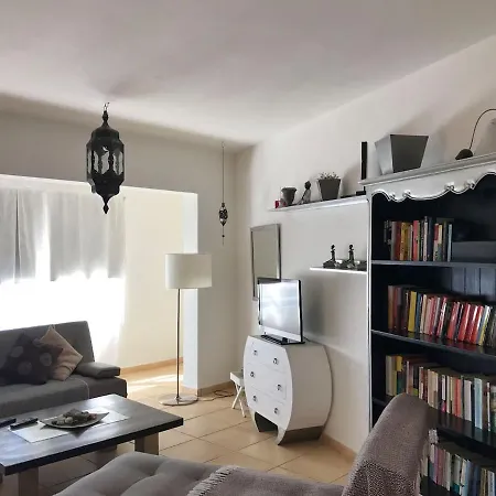 Apartment Ocean View Haven: Beachfront Retreat With Fiber Optic Internet *