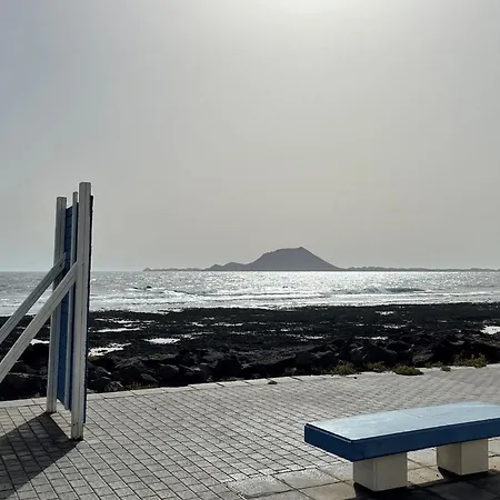 Apartment Ocean View Haven: Beachfront Retreat With Fiber Optic Internet